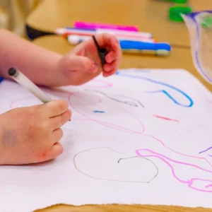 Dziecko rysuje pisakami wspieranie funkcji percepcyjno-motorycznych u dzieci - szkolenie