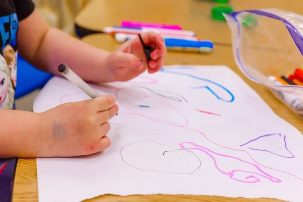 Dziecko rysuje pisakami wspieranie funkcji percepcyjno-motorycznych u dzieci