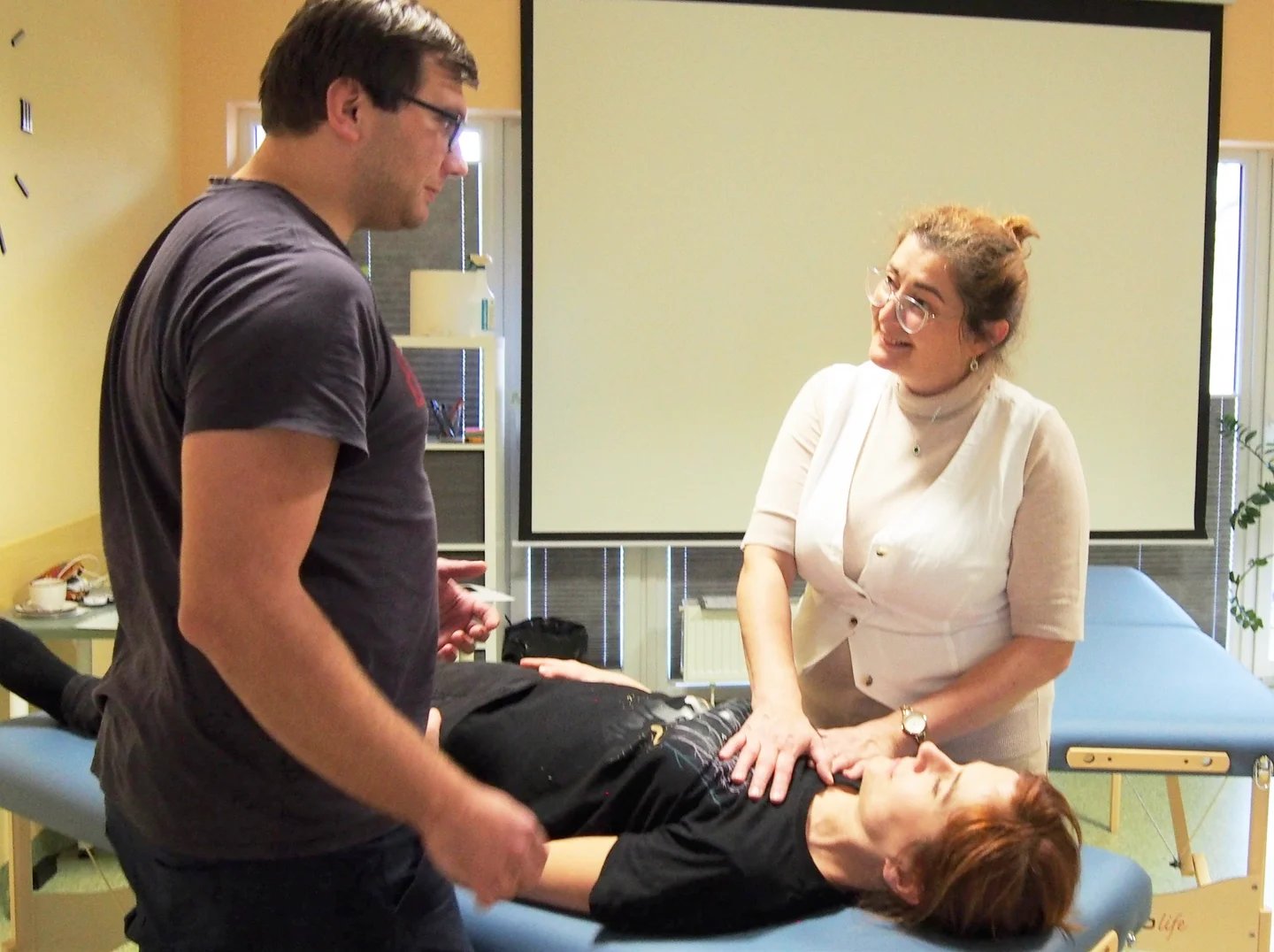 Bernadetta lis i uczestnicy podczas szkolenia mnri® terapia neurotaktylna