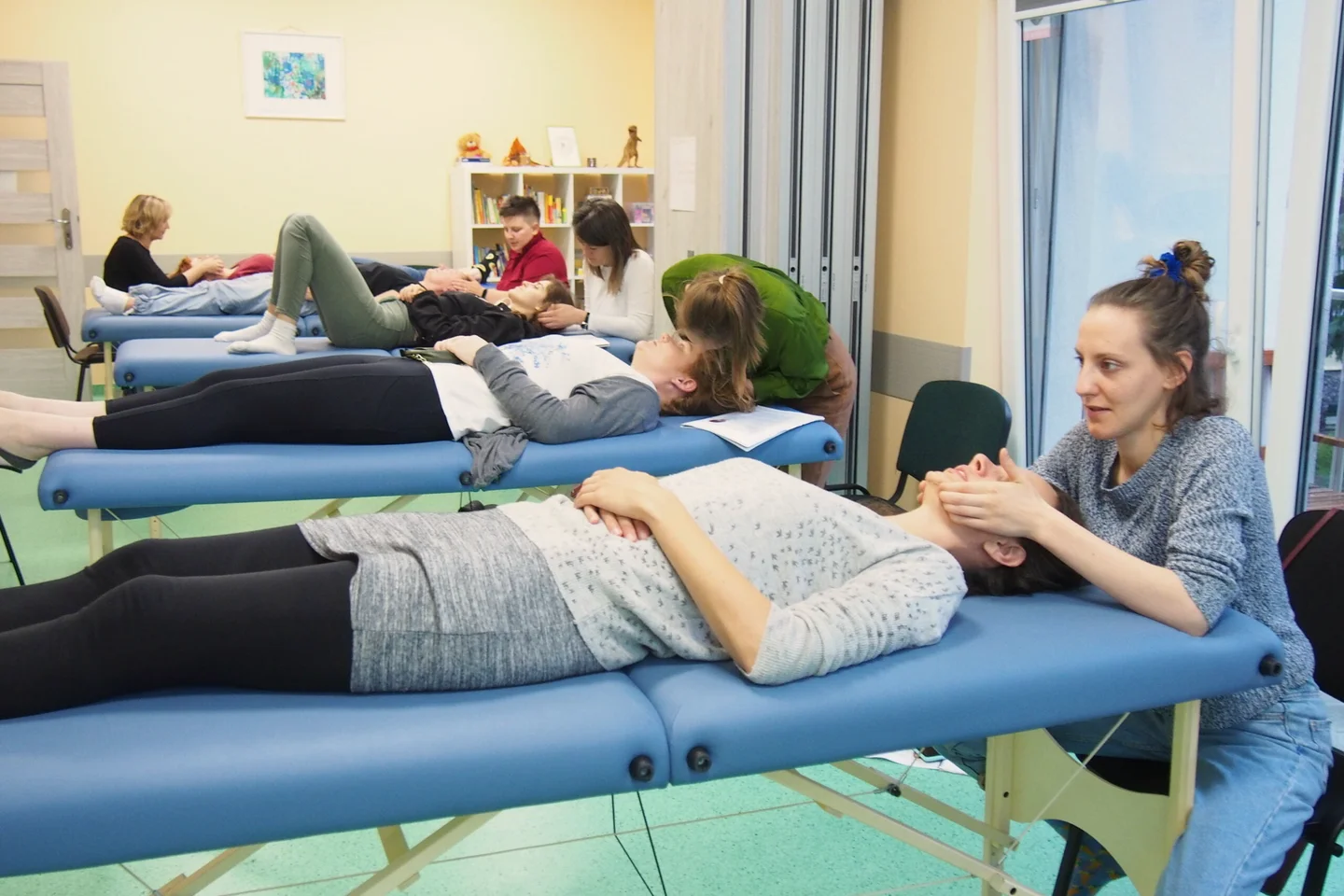 Bernadetta lis i uczestnicy podczas szkolenia mnri® terapia neurotaktylna
