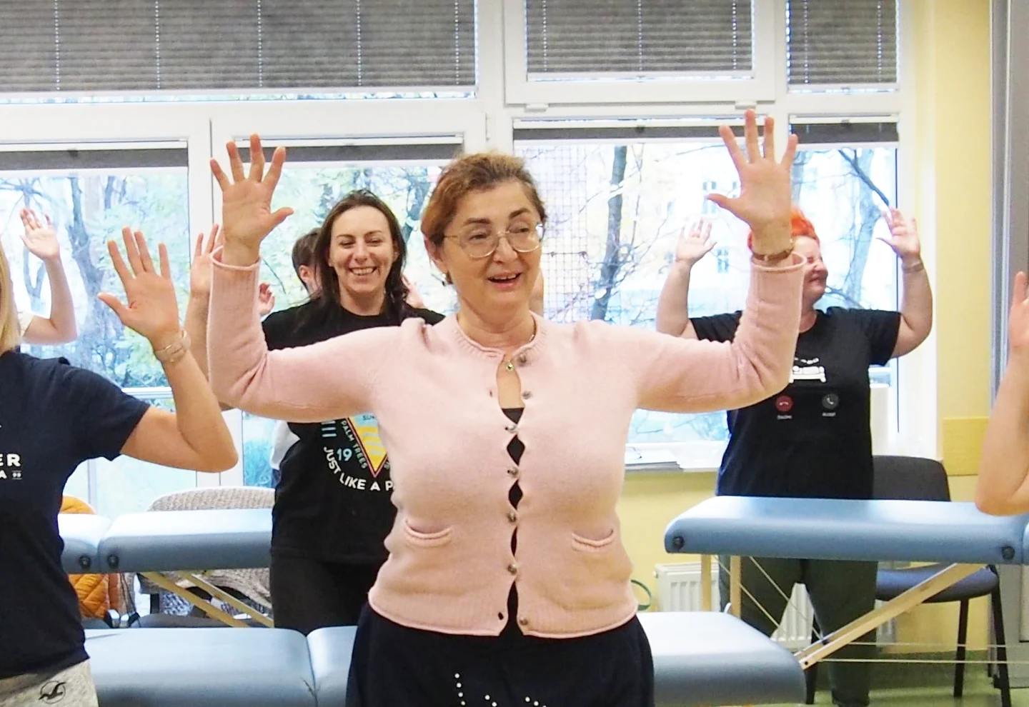 Bernadetta lis i uczestnicy podczas szkolenia mnri® terapia neurotaktylna