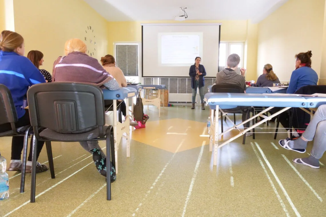 Bernadetta lis i uczestnicy podczas szkolenia mnri® terapia neurotaktylna