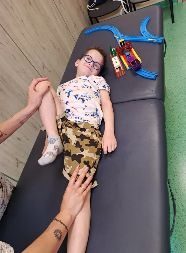 Chłopiec podczas pracy terapeutycznej Wrocław